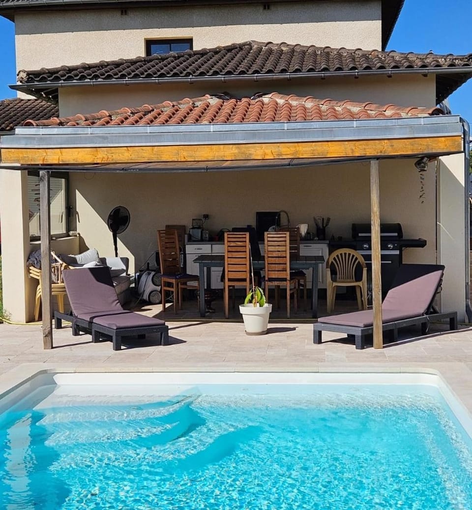 Natural landscape, View (from property/room), Kitchen or kitchenette, Communal kitchen, Pool view, Swimming pool, sunbed