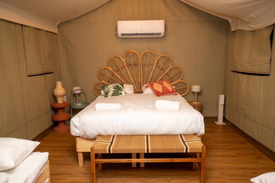 Bed, Photo of the whole room, Bedroom, internet, towels, air conditioner