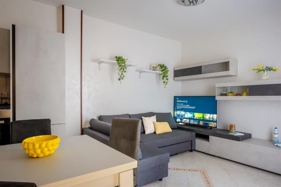 TV and multimedia, Living room, Decorative detail, Decorative detail, Seating area, furniture, furniture, heating, heating