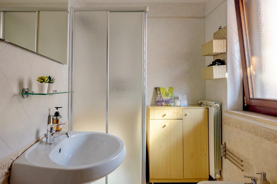 Shower, Toilet, Bathroom, Decorative detail, Decorative detail, Floor plan, hair dryier, heating, heating, locker, locker
