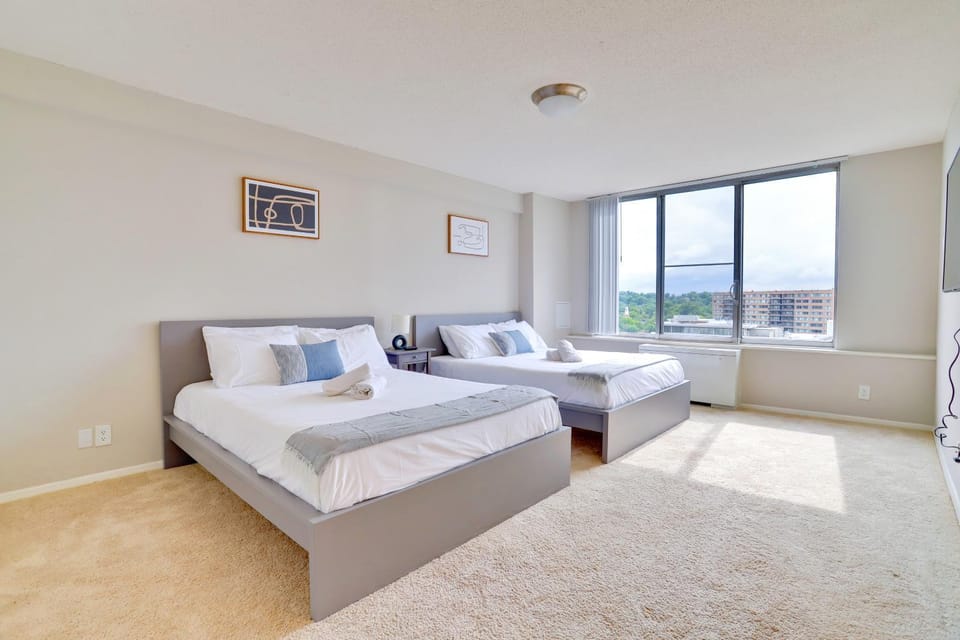 Bed, TV and multimedia, Bedroom, towels