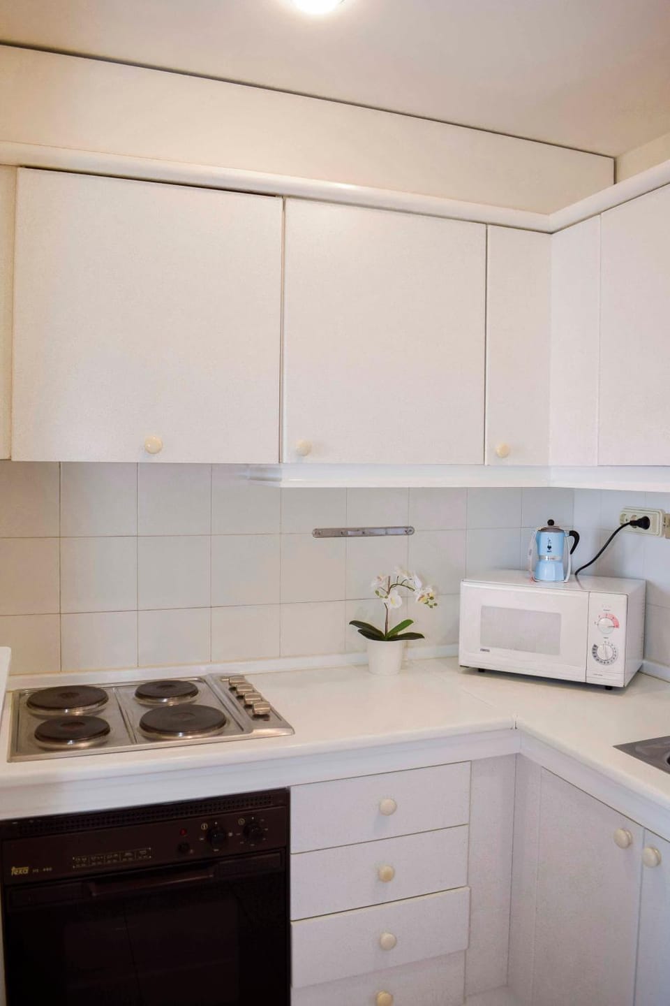 Coffee/tea facilities, Kitchen or kitchenette, stove
