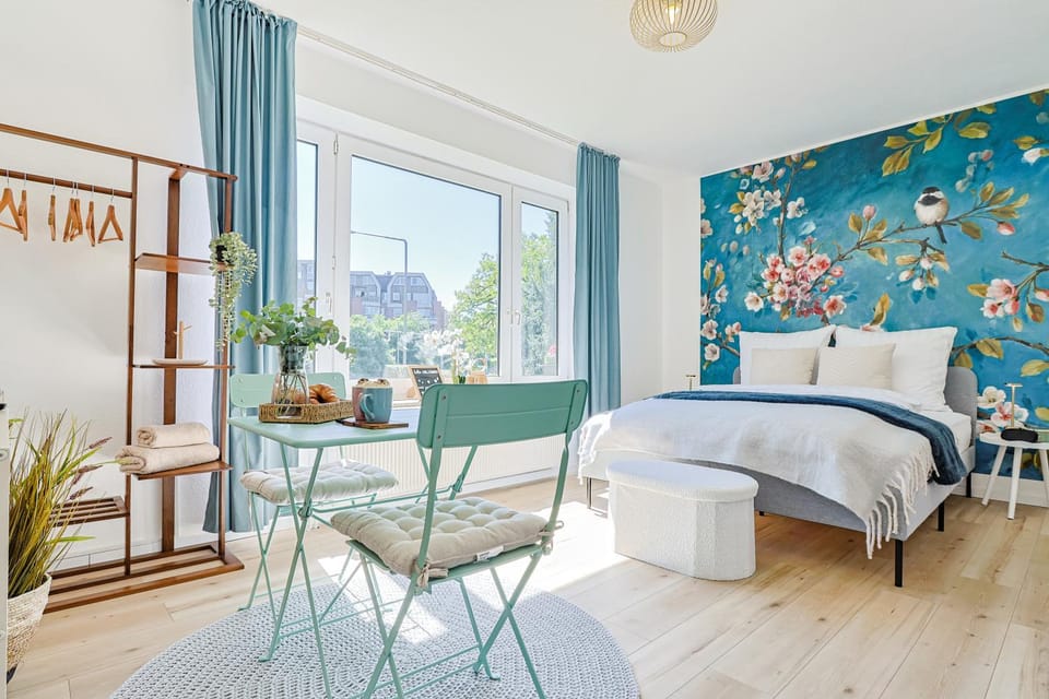 Bed, Living room, Photo of the whole room, Seating area, Dining area, Bedroom