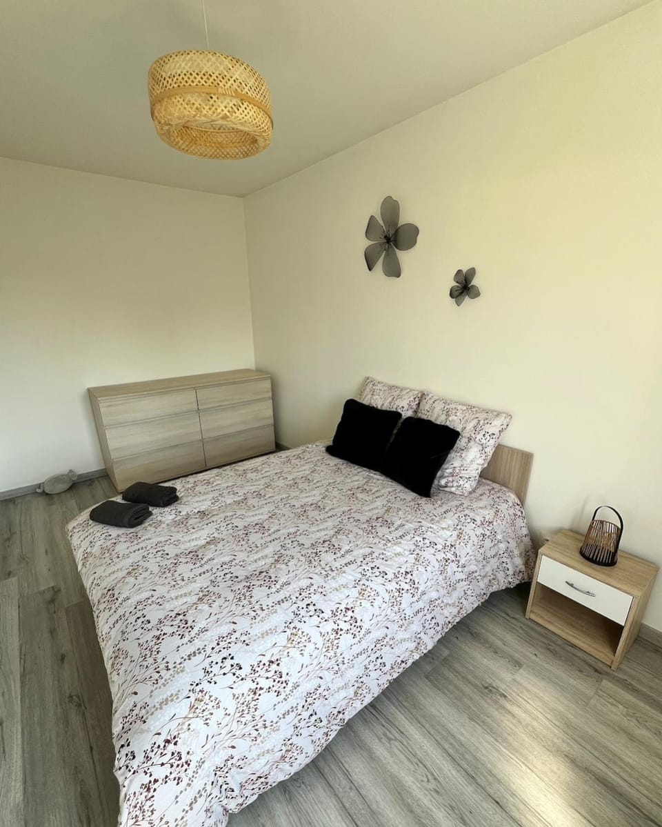 Bed, Photo of the whole room, Bedroom, towels