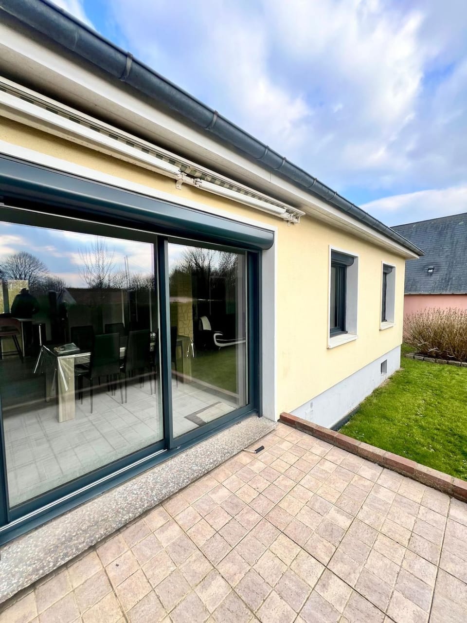 Property building, Patio, Day, Balcony/Terrace