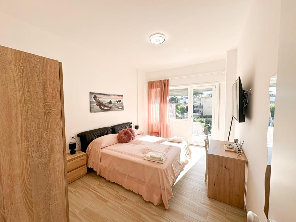 Bed, TV and multimedia, Photo of the whole room, Evening entertainment, Bedroom