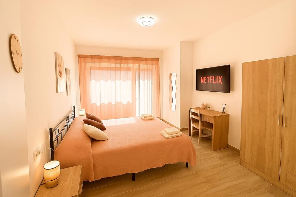 Bed, TV and multimedia, Photo of the whole room, Evening entertainment, Bedroom, wardrobe