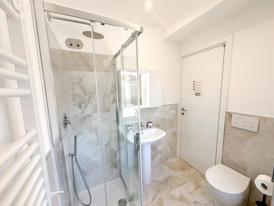 Shower, Toilet, Bathroom, bidet, towels