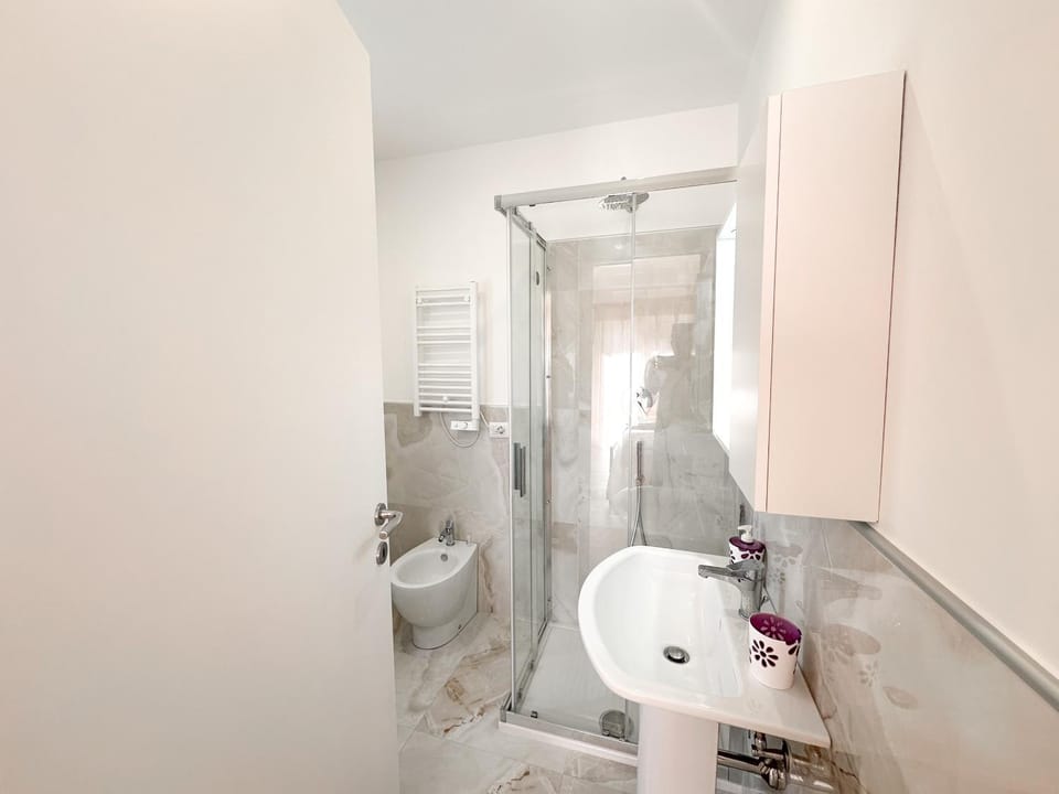 Shower, Toilet, Bathroom, bidet, towels