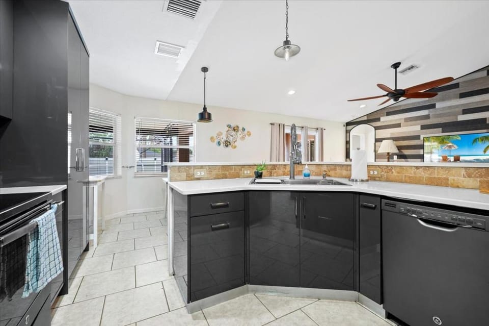 Relaxing 4-Bedroom Home & Private Pool House in Port Saint Lucie