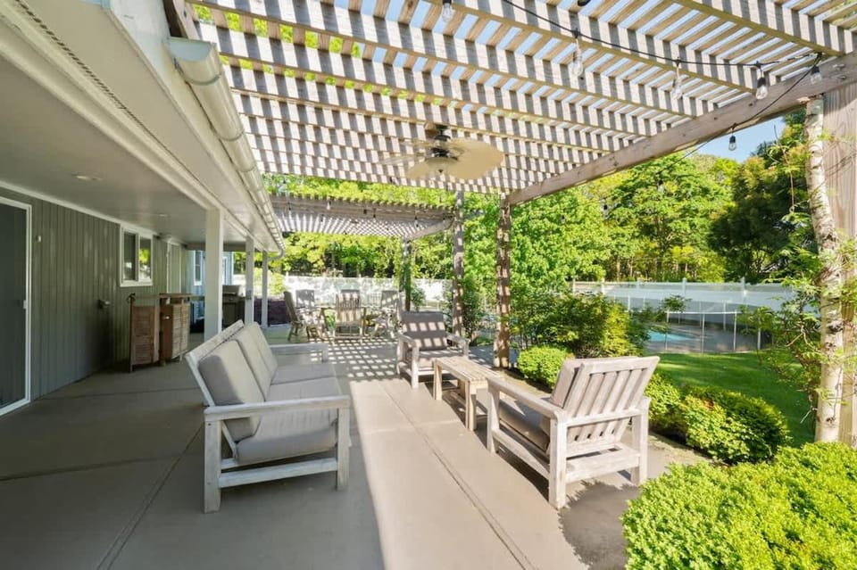Villa Luz- Cozy Family Home with Jacuzzi year-round & heated pool in summer House in East Quogue