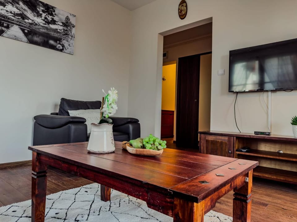 Living room, Seating area, Evening entertainment