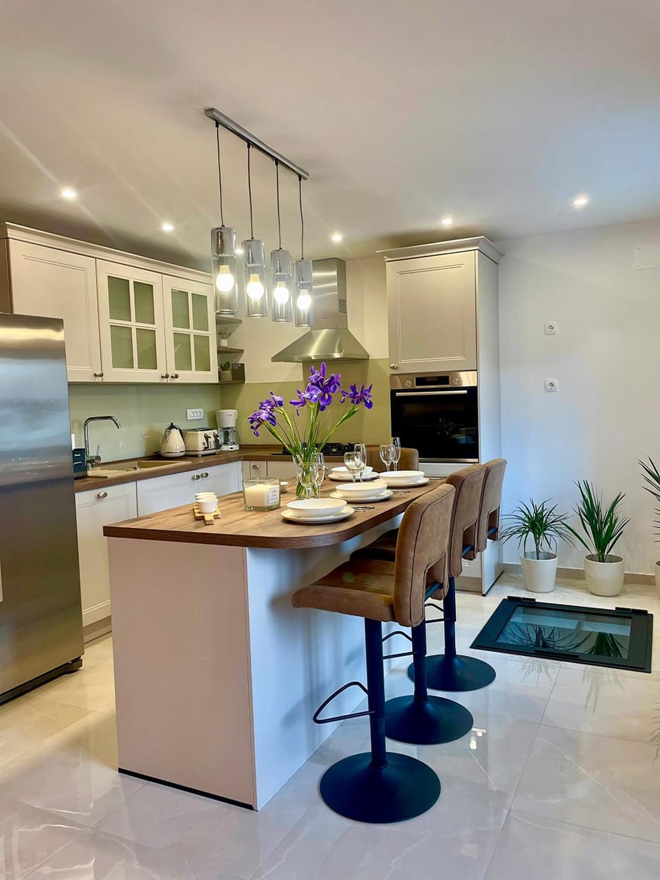 Kitchen or kitchenette, Dining area, dishwasher, minibar, oven, stove