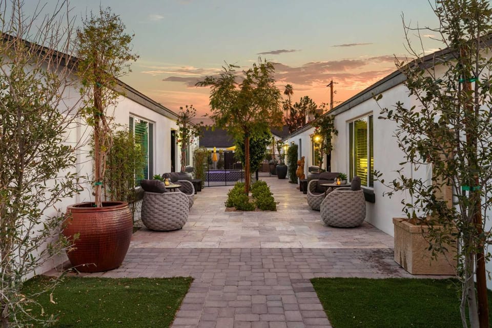 Montecito Luxe Home - 3-Villa Retreat with Pool Courtyard House in Phoenix