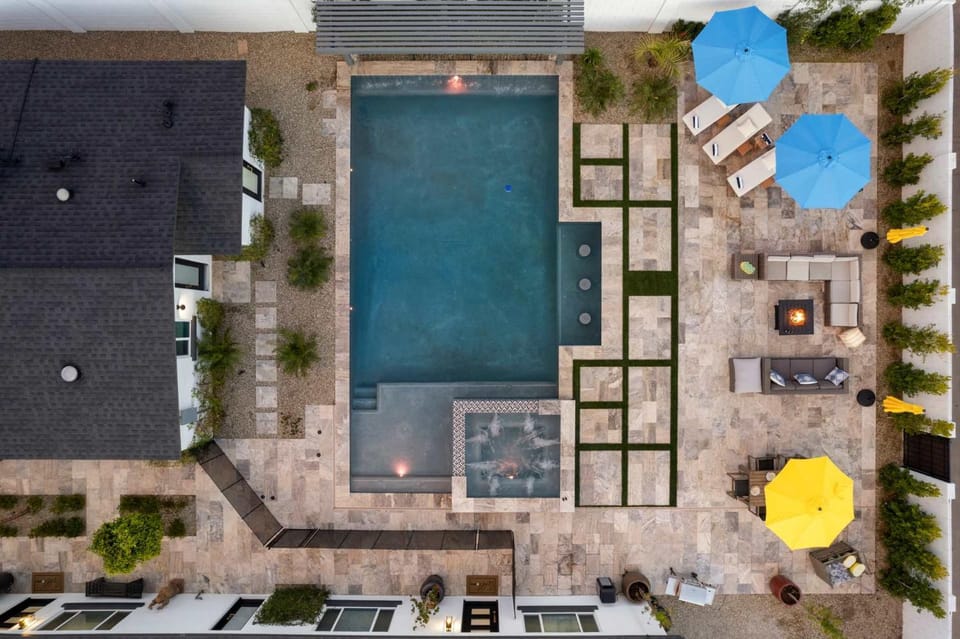 Montecito Luxe Home - 3-Villa Retreat with Pool Courtyard House in Phoenix