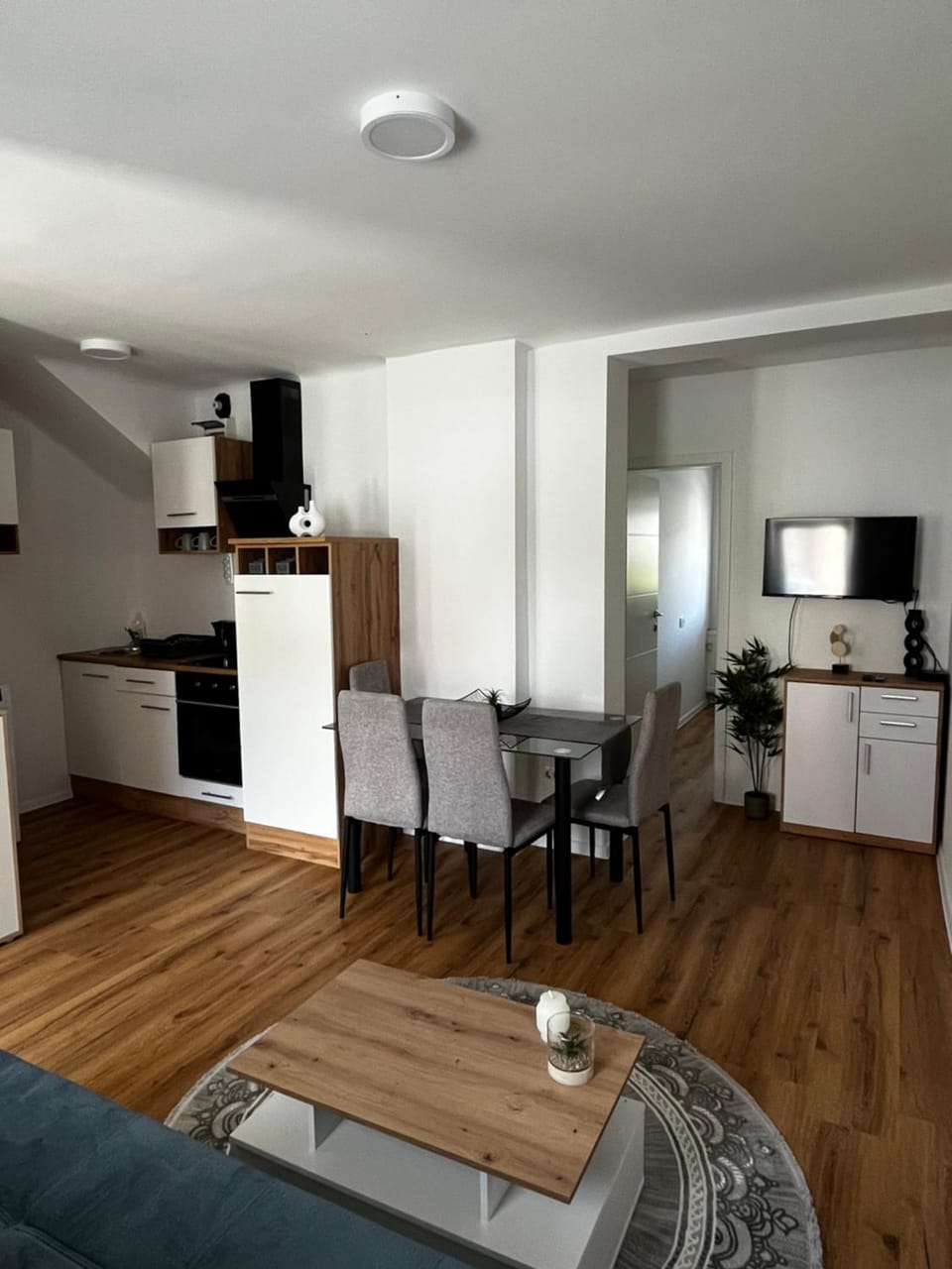 TV and multimedia, Kitchen or kitchenette, Living room, Dining area, stove