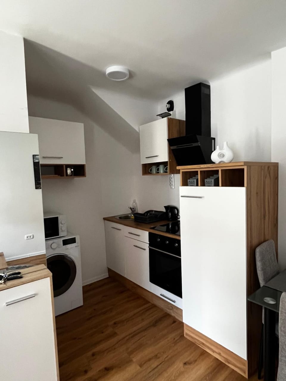 Kitchen or kitchenette, oven, stove