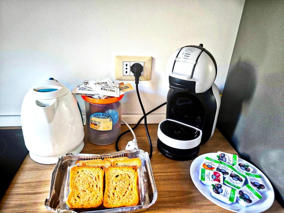 Coffee/tea facilities, Kitchen or kitchenette, Food, Breakfast