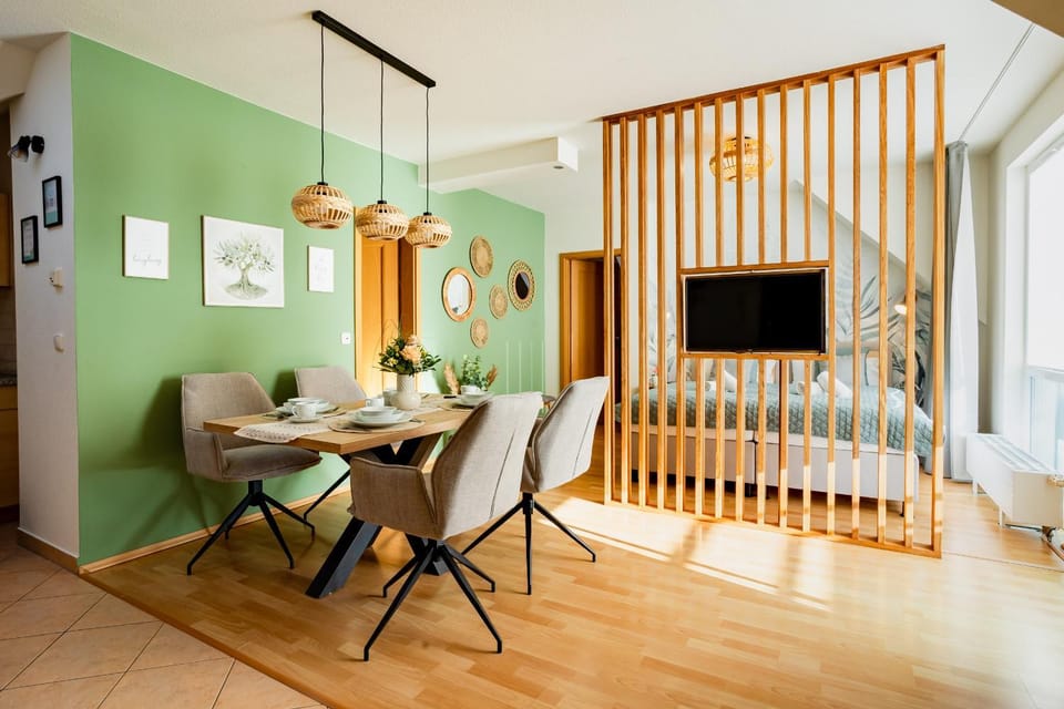 Communal lounge/ TV room, Seating area, Dining area, Evening entertainment