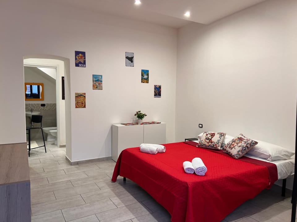 Bed, Photo of the whole room, Bedroom, towels