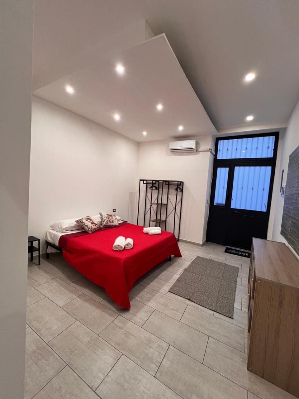 Bed, Photo of the whole room, Bedroom, air conditioner