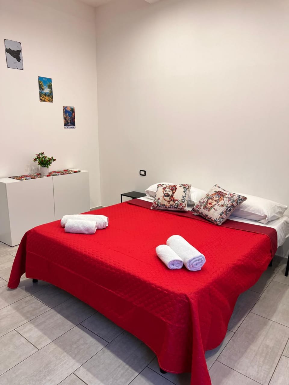 Bed, Bedroom, towels