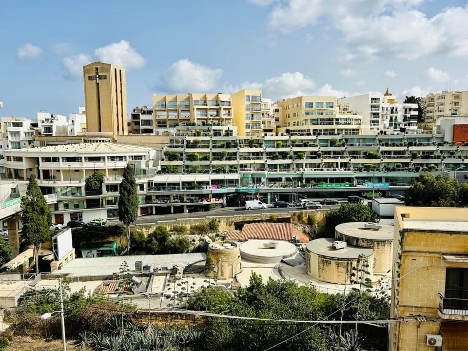 City view, Location