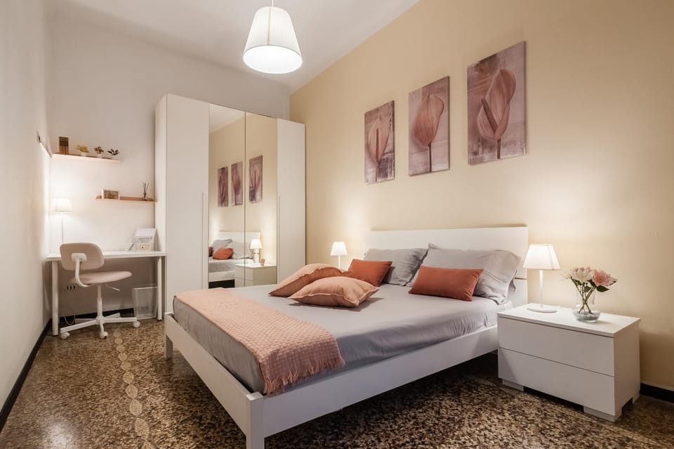 Bed, Photo of the whole room, Seating area, Bedroom