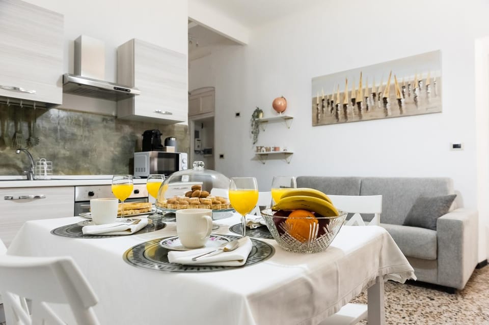 Kitchen or kitchenette, Living room, Food and drinks, Seating area, Dining area, Food, Breakfast