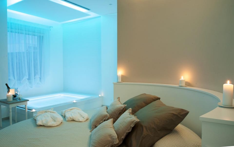 Bed, Bedroom, Swimming pool