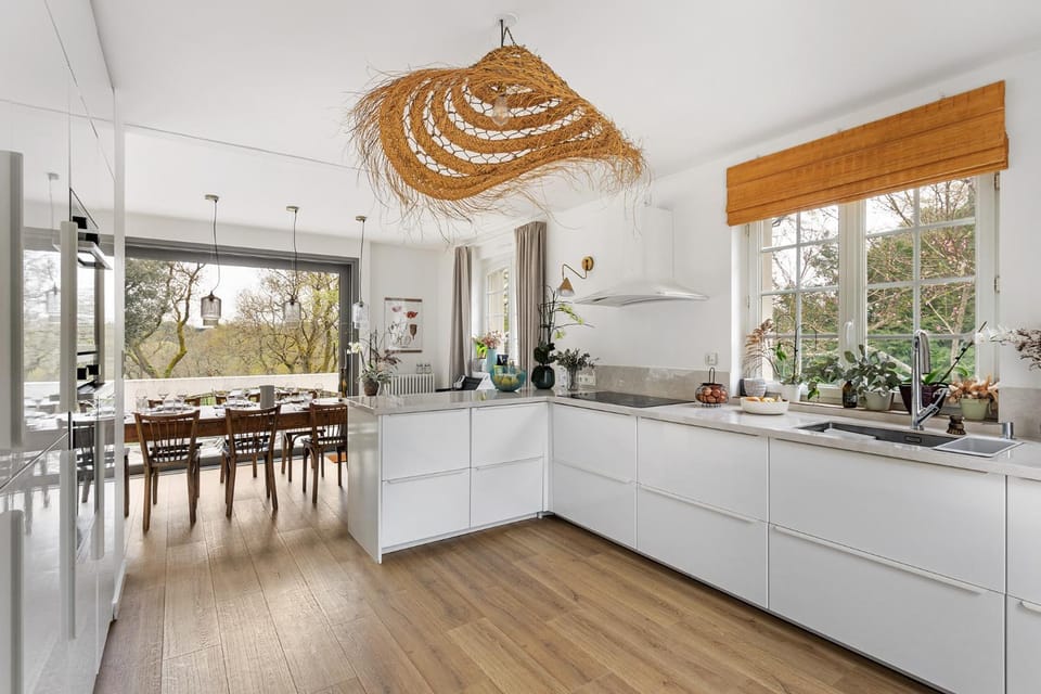 Kitchen or kitchenette, Dining area, stove