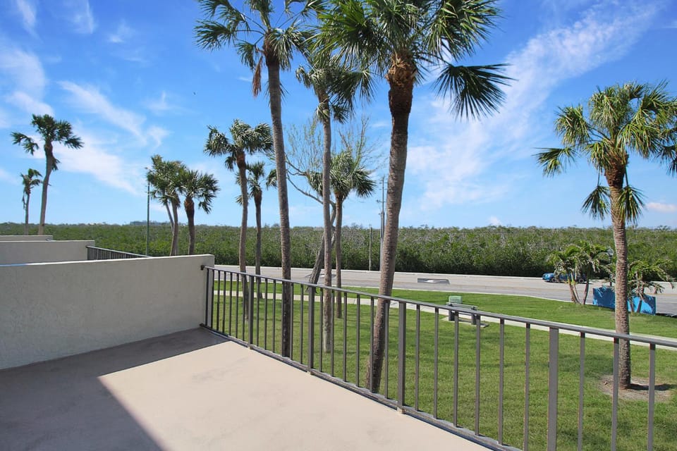 Charming waterfront island condo - minutes to Englewood Beach - Mystic Sea Apartment in Manasota Key