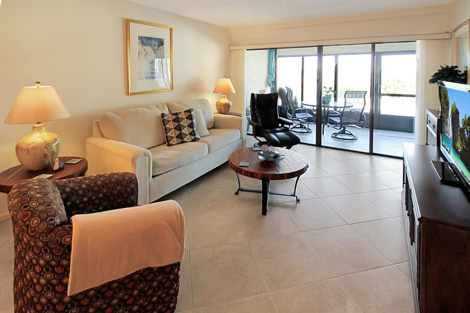 Charming waterfront island condo - minutes to Englewood Beach - Mystic Sea Apartment in Manasota Key
