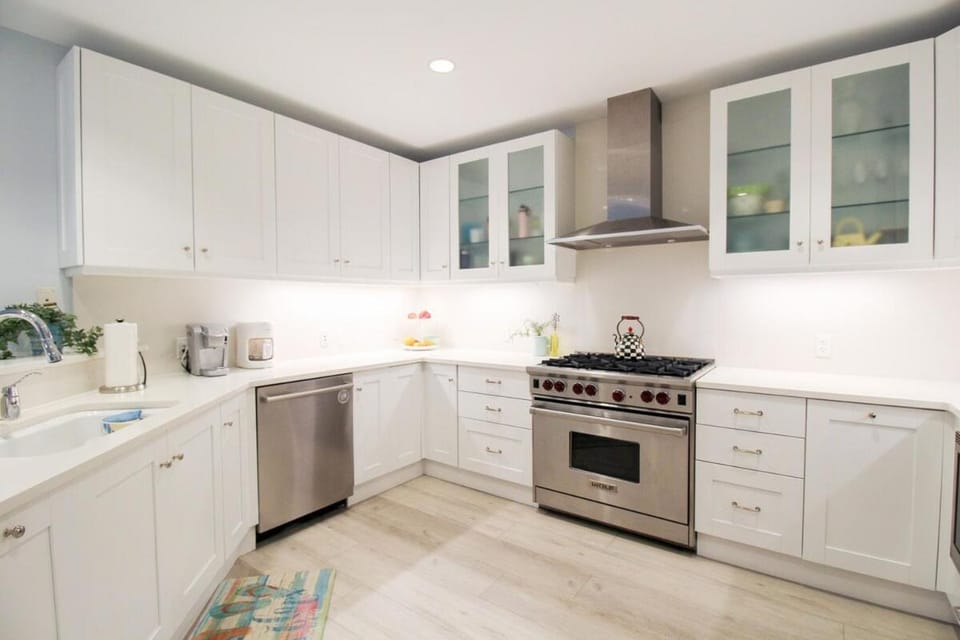 Kitchen or kitchenette, dishwasher, oven, stove