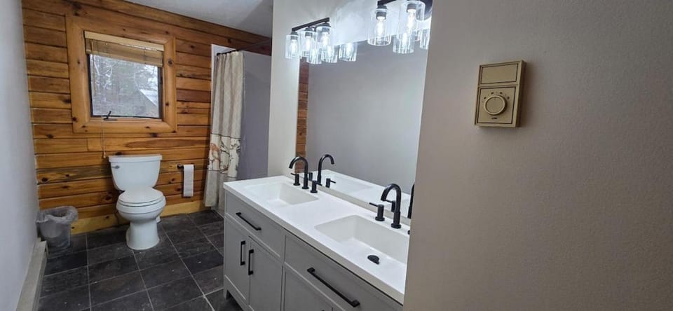Wandering Woods- 3 Bedroom Home with Hot Tub and Firepit House in Deep Creek Lake
