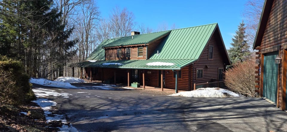 Coopers Run Five Bedroom Log Home with Hot Tub Pool Table and Views House in Deep Creek Lake