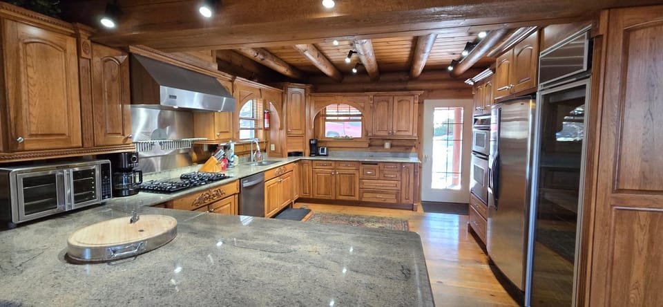 Coopers Run Five Bedroom Log Home with Hot Tub Pool Table and Views House in Deep Creek Lake