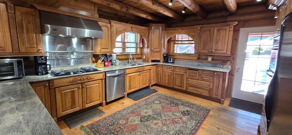 Coopers Run Five Bedroom Log Home with Hot Tub Pool Table and Views House in Deep Creek Lake