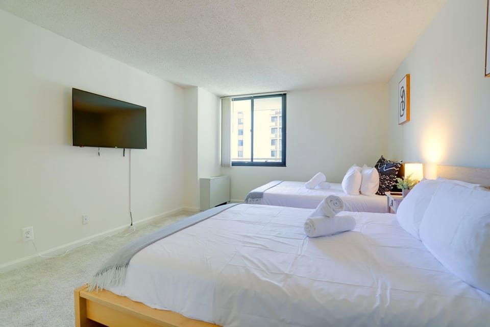 Bed, TV and multimedia, Bedroom, towels