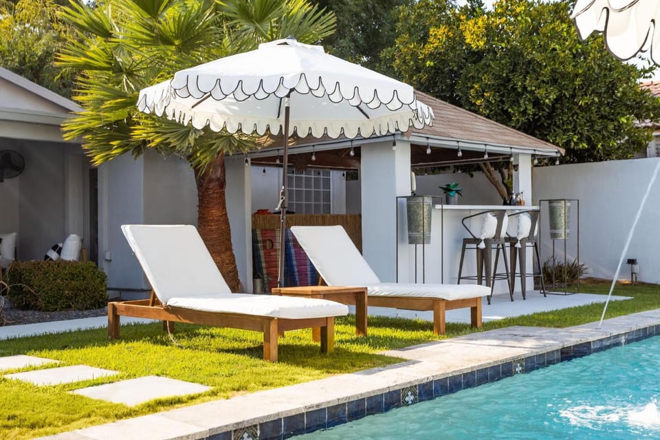 Peacock Paradise Home - Pool with Gazebo Bar & Firepit House in Phoenix