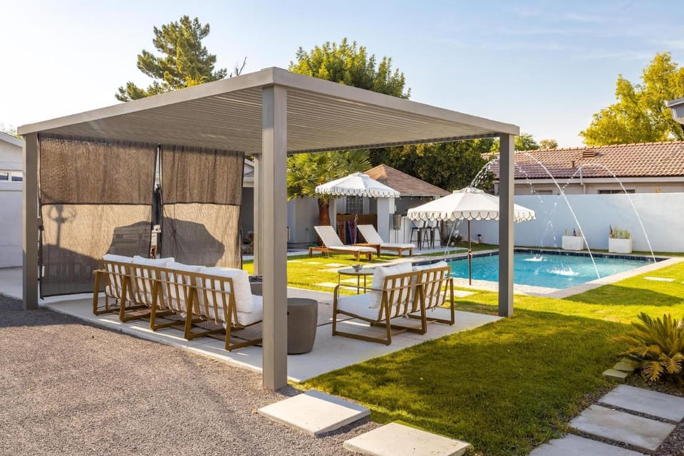 Peacock Paradise Home - Pool with Gazebo Bar & Firepit House in Phoenix