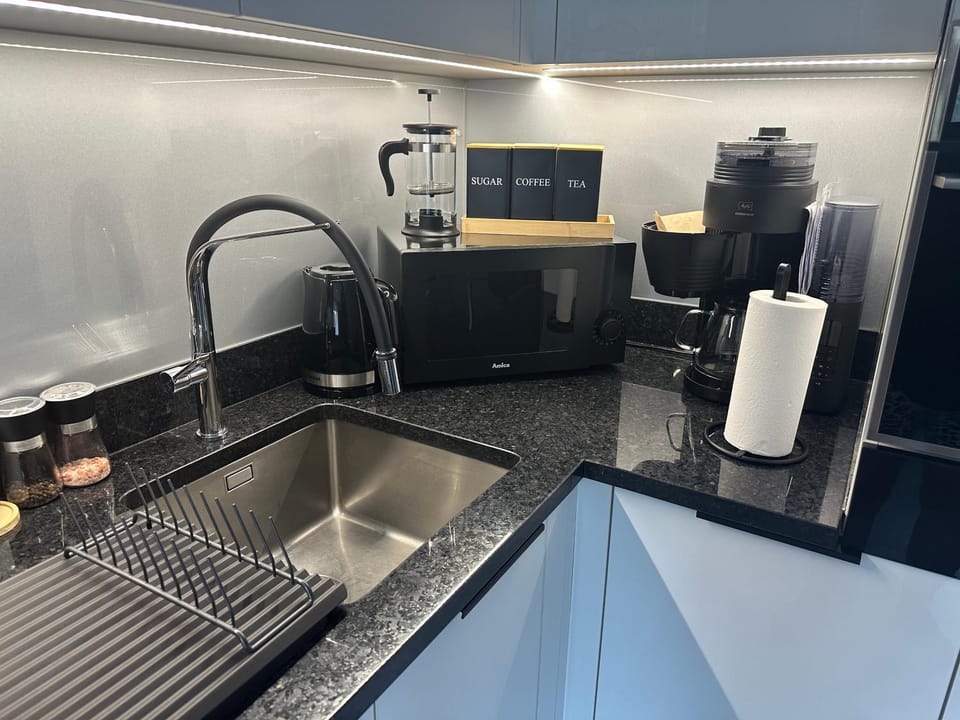 Coffee/tea facilities, Kitchen or kitchenette, microwave