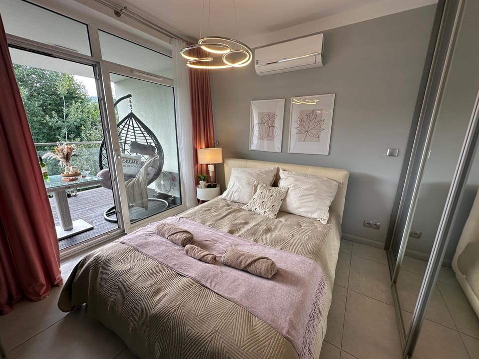 Bedroom, towels