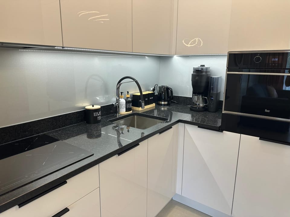 Coffee/tea facilities, Kitchen or kitchenette, dishwasher, stove
