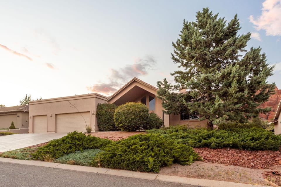Red Rock Vista Home - Luxe Comfort & Breathtaking Views House in Village of Oak Creek