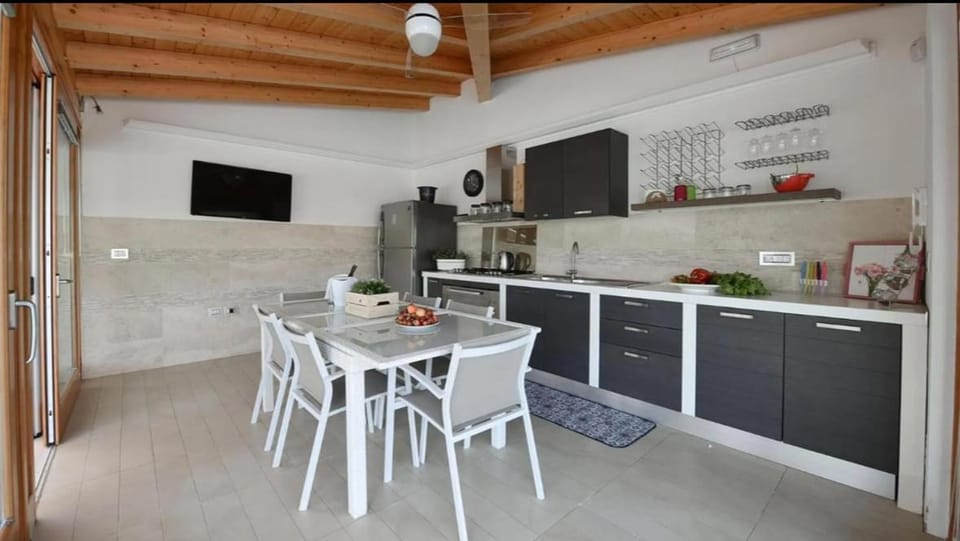 Kitchen or kitchenette, Dining area, oven, stove