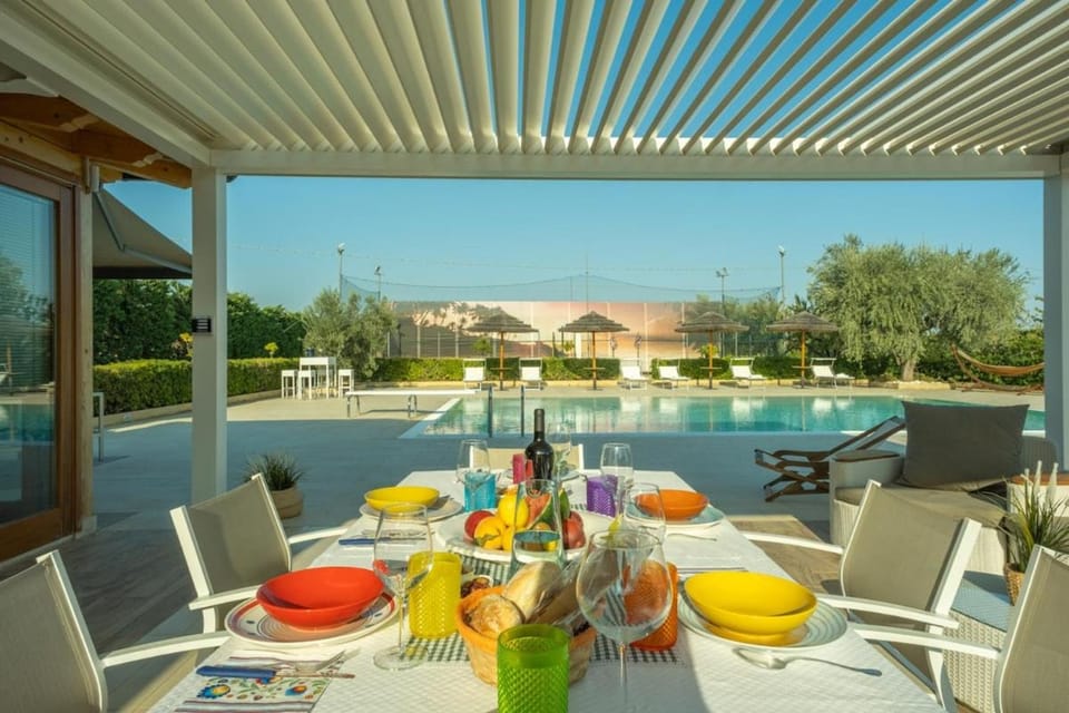Day, Dining area, Food, Swimming pool