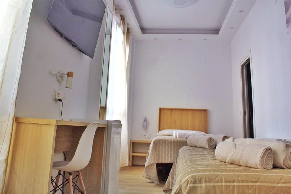 TV and multimedia, Seating area, Bedroom