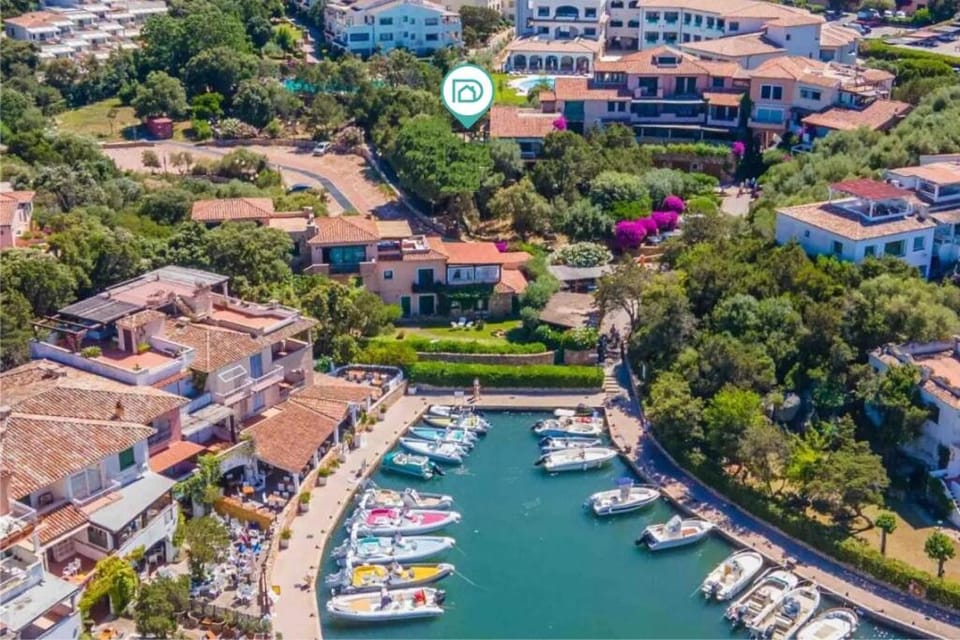 Property building, Nearby landmark, Day, Neighbourhood, Sea view, Location