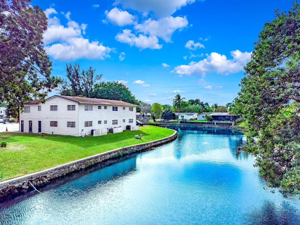 Family & Friends Retreat - Sleeps 19 - PalmWaveStays House in Coconut Creek